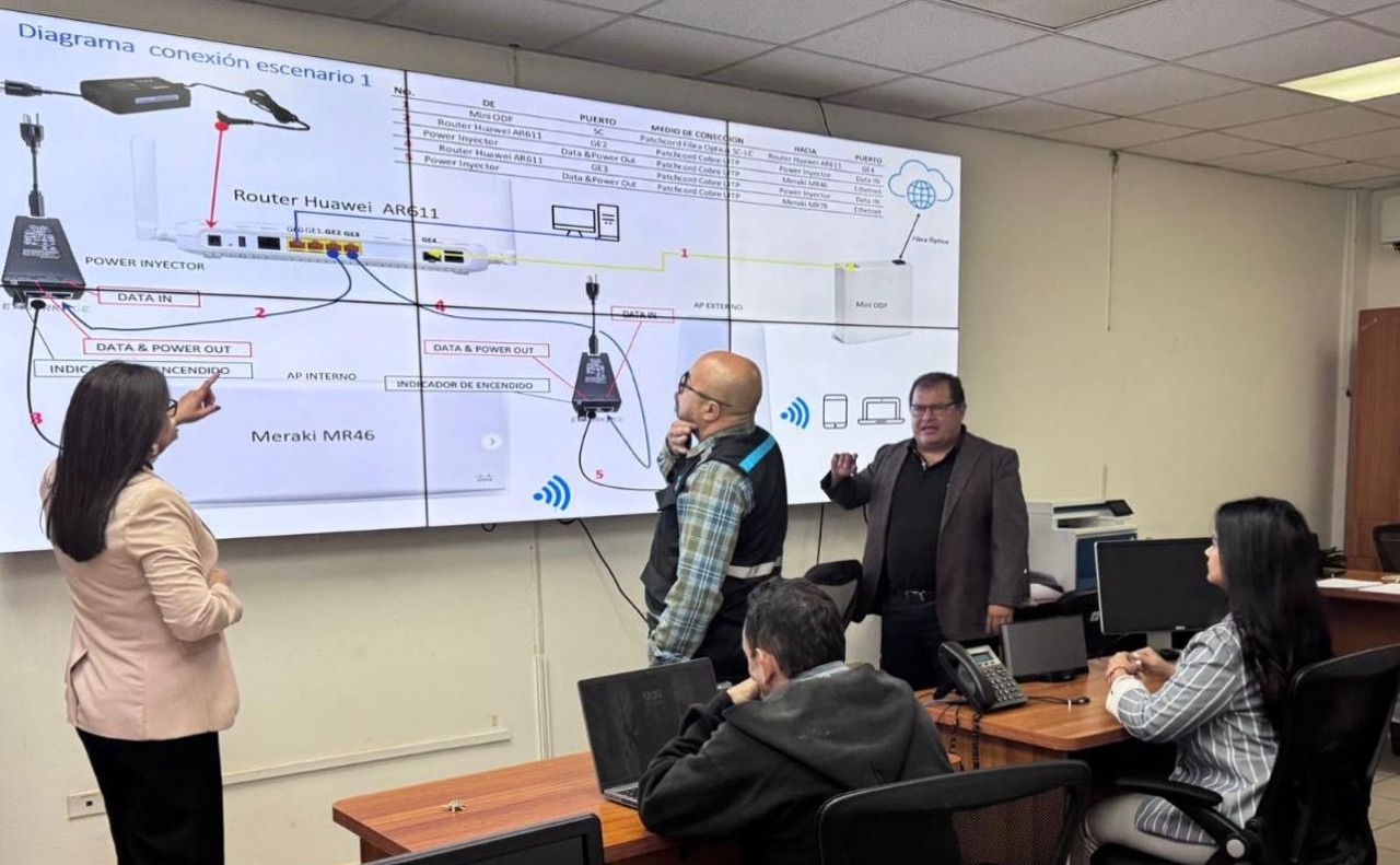 Centro de Operaciones de Redes de DIGER monitoreando la red de conectividad educativa