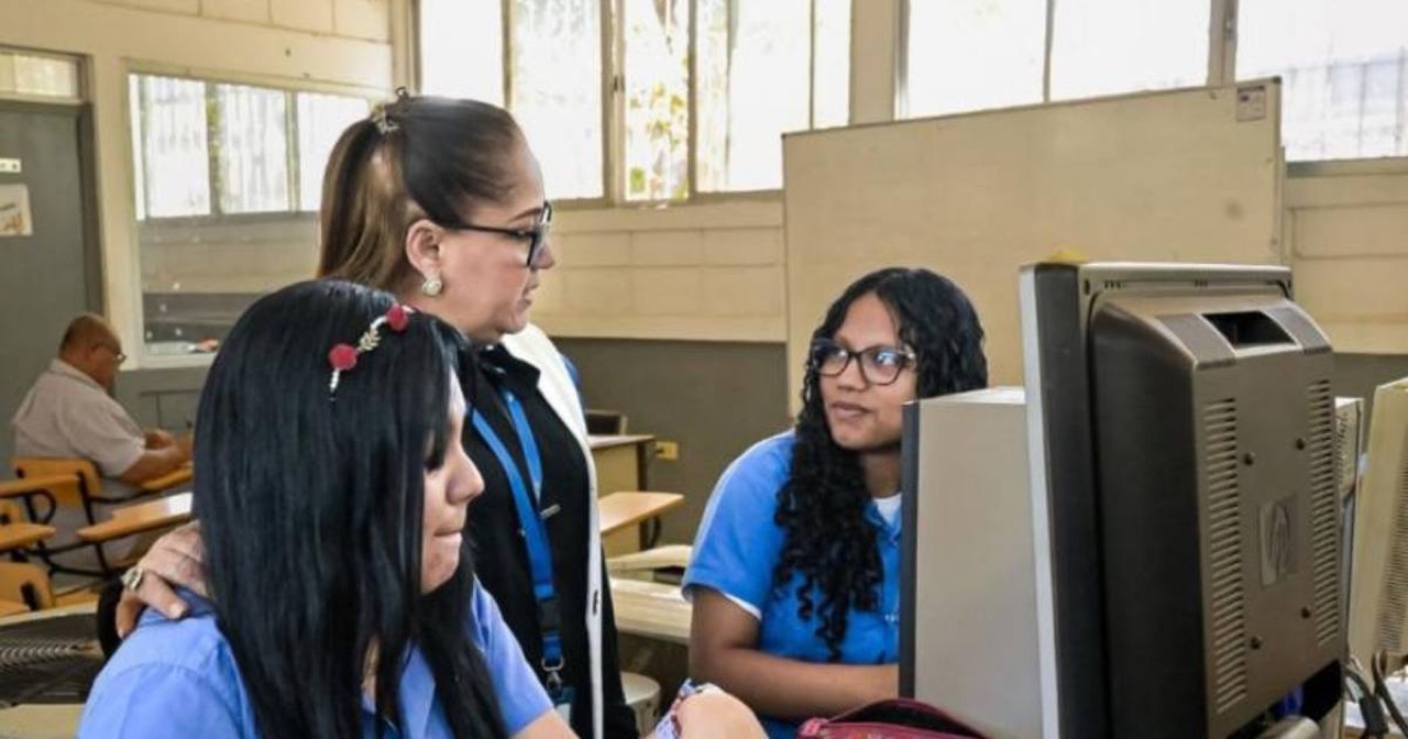 Noticia: 8,000 escuelas con internet satelital