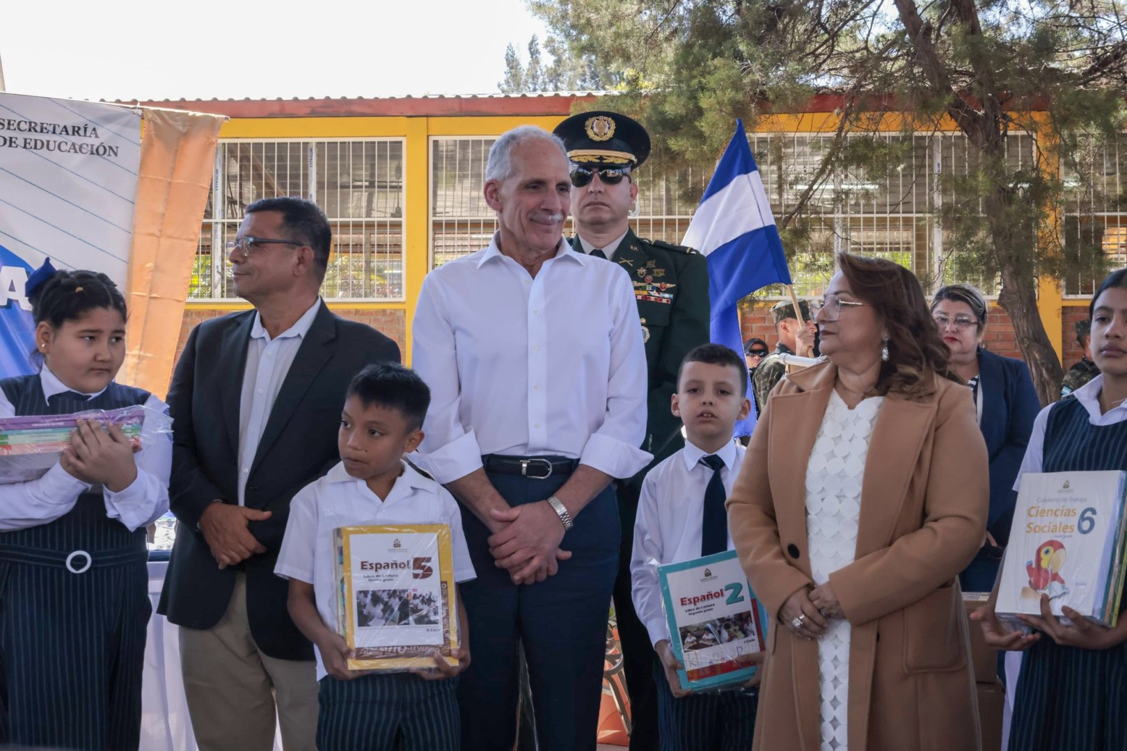 El presidente Asfura inaugura el año escolar 2026 con entrega de libros a más de un millón de estudiantes